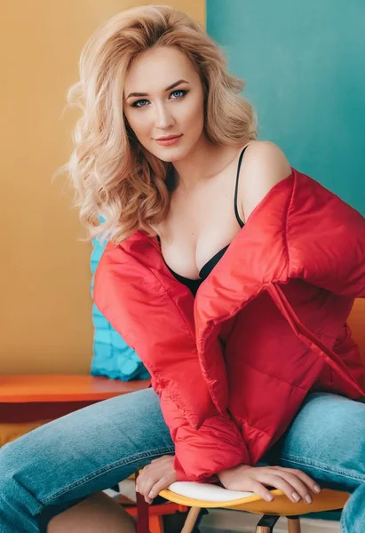 Retrato Una Hermosa Joven Rubia Con Maquillaje Ropa Moda —  Fotos de Stock