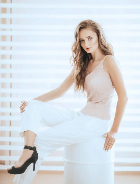 Mulher Bonita Posando Calças Brancas — Fotografia de Stock