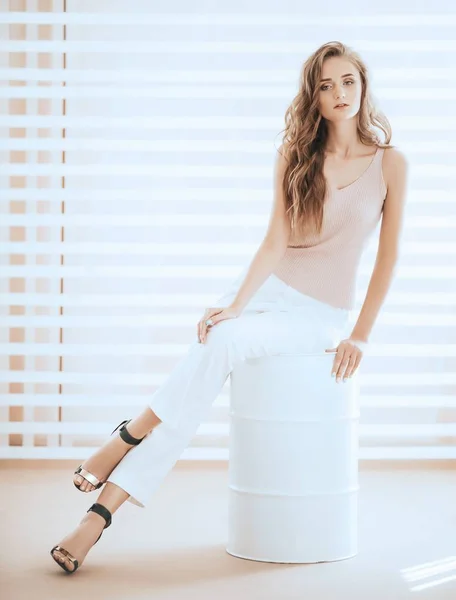 Hermosa Joven Posando Pantalones Blancos —  Fotos de Stock
