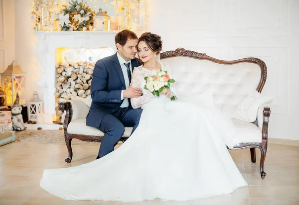Красивая Молодая Невеста Жених Позируют Комнате — стоковое фото