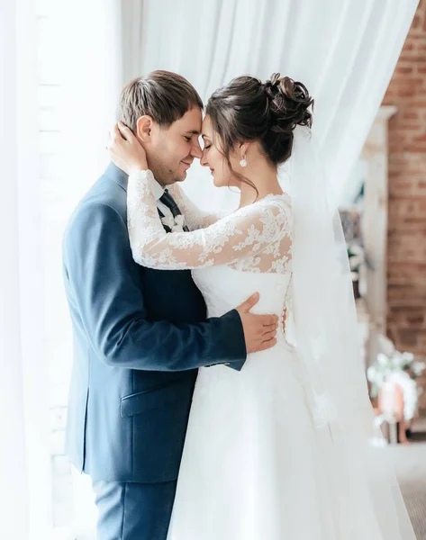 Belle Jeune Mariée Marié Posant Chambre — Photo