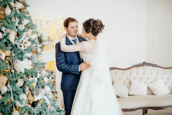 Mooie Jonge Bruid Bruidegom Poseren Kamer — Stockfoto