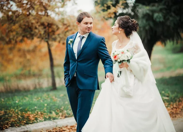 Gelin ve damat onların düğün günü Park  