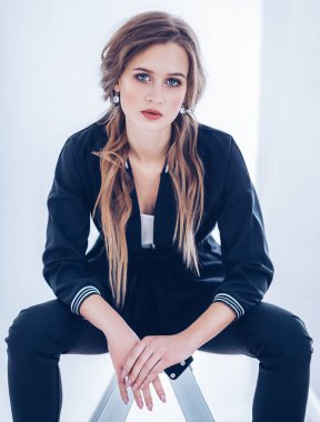 Siyah ceketli poz güzel genç kadın