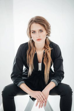 Siyah ceketli poz güzel genç kadın
