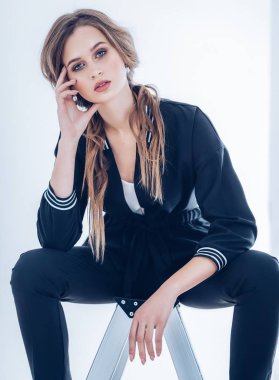 Siyah ceketli poz güzel genç kadın