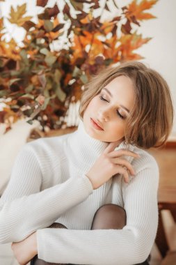 Beyaz boğazlı poz güzel genç kadın.