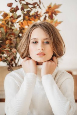 Beyaz boğazlı poz güzel genç kadın.