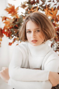 Beyaz boğazlı poz güzel genç kadın.