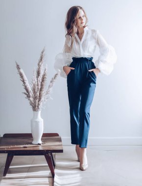 Beyaz bluz poz güzel genç kadın 