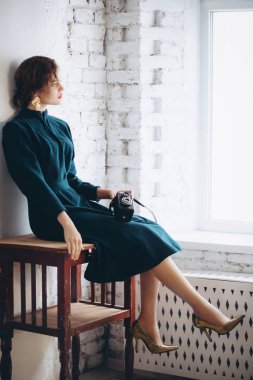 Yeşil elbiseli vintage fotoğraf makinesi ile poz güzel genç, sarışın kadın