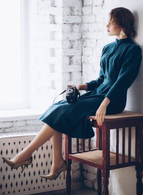 Yeşil elbiseli vintage fotoğraf makinesi ile poz güzel genç, sarışın kadın