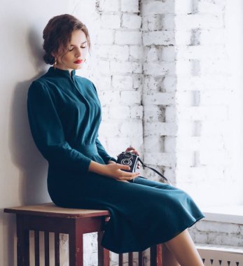 Yeşil elbiseli vintage fotoğraf makinesi ile poz güzel genç, sarışın kadın