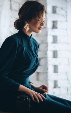 Yeşil elbiseli vintage fotoğraf makinesi ile poz güzel genç, sarışın kadın