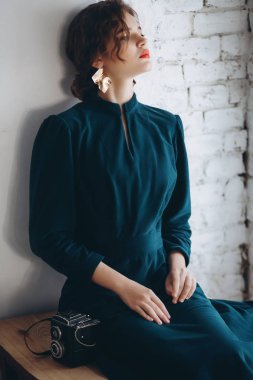 Yeşil elbise poz güzel genç, sarışın kadın