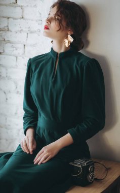 Yeşil elbise poz güzel genç, sarışın kadın