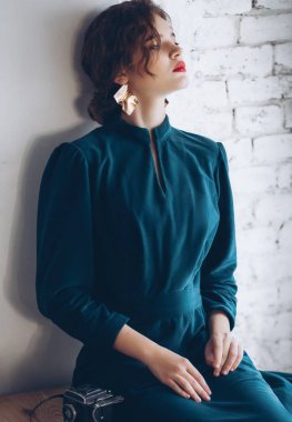 Yeşil elbise poz güzel genç, sarışın kadın