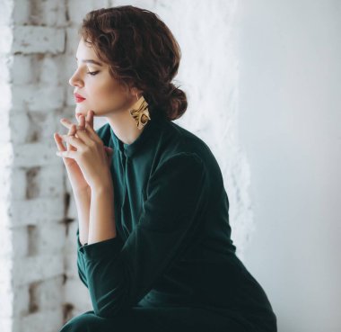 Yeşil elbise poz güzel genç, sarışın kadın