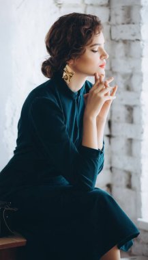 Yeşil elbise poz güzel genç, sarışın kadın