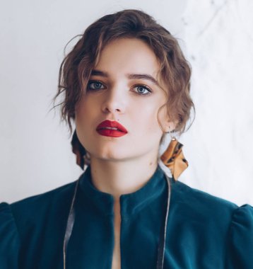 Yeşil elbise poz güzel genç, sarışın kadın