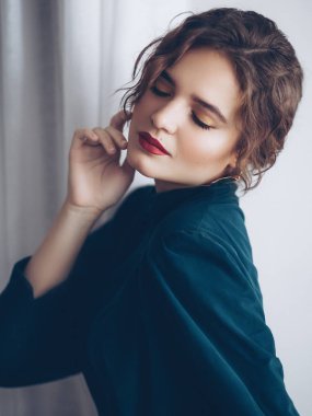 Yeşil elbise poz güzel genç, sarışın kadın