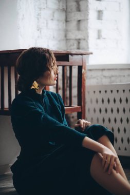 Yeşil elbise poz güzel genç, sarışın kadın