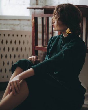 Yeşil elbise poz güzel genç, sarışın kadın