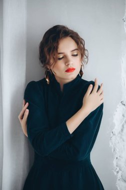 Yeşil elbise poz güzel genç, sarışın kadın