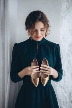 Yeşil elbise ve ayakkabı poz güzel genç kadın