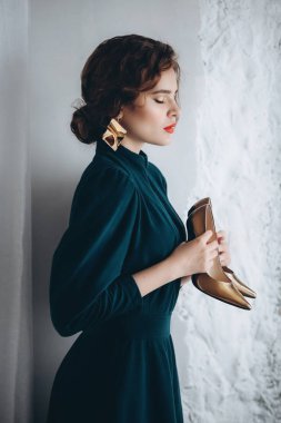 Yeşil elbise ve ayakkabı poz güzel genç kadın