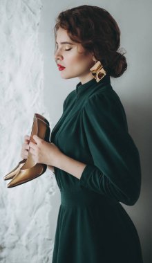 Yeşil elbise ve ayakkabı poz güzel genç kadın