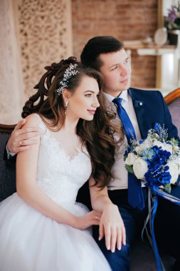 güzel ve genç gelin ve damat odasında poz 