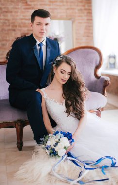 güzel ve genç gelin ve damat odasında poz 