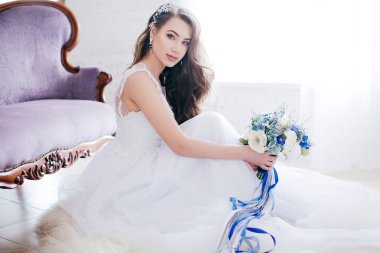 Beyaz düğün elbise poz içinde güzel genç gelin  