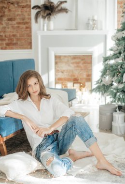 Güzel genç kız evde Noel ağacı poz yakınındaki eğlence var 