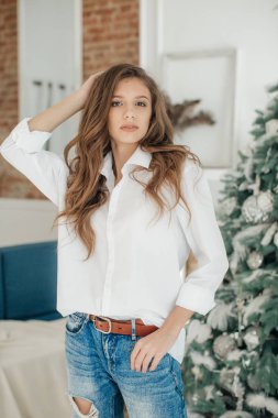 Güzel genç kız evde Noel ağacı poz yakınındaki eğlence var 