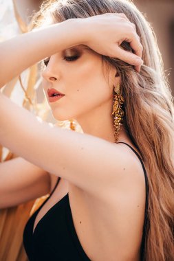 Siyah mayoyla poz güzel genç kadın 