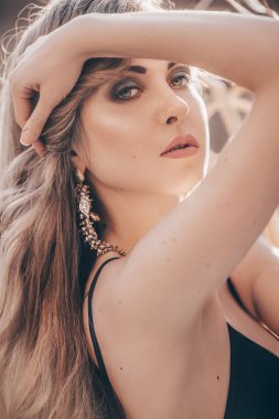 Siyah mayoyla poz güzel genç kadın 