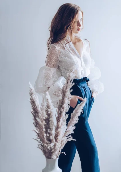 Красива Молода Жінка Позує Білій Блузці — стокове фото