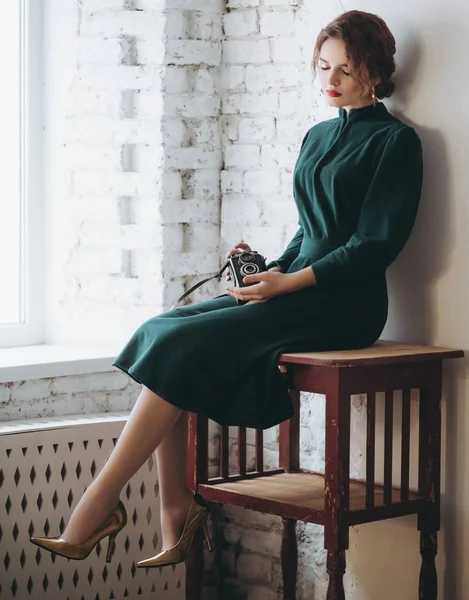 Yeşil elbiseli vintage fotoğraf makinesi ile poz güzel genç, sarışın kadın