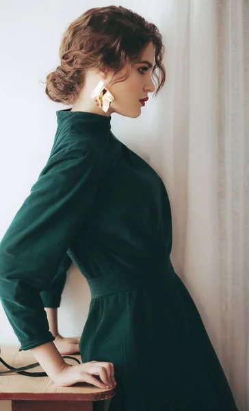 Schöne Junge Blonde Frau Posiert Grünem Kleid — Stockfoto