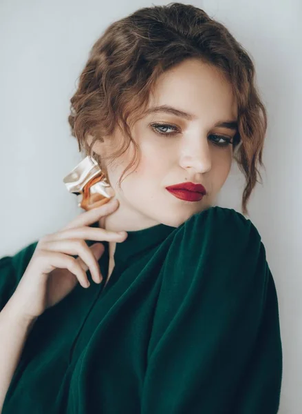Hermosa Joven Rubia Posando Vestido Verde —  Fotos de Stock