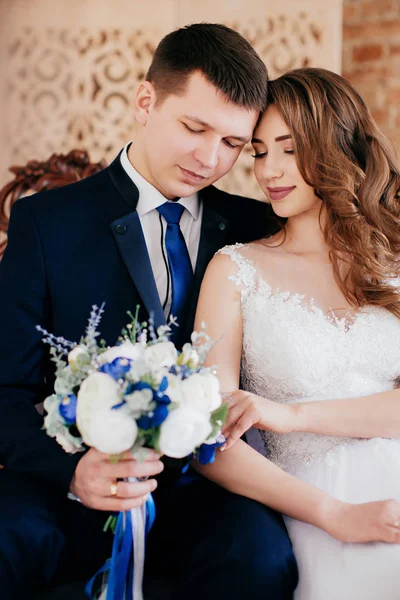 Mooie Jonge Bruid Bruidegom Poseren Kamer — Stockfoto