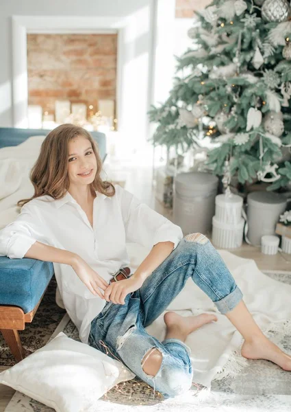 Hermosa Chica Joven Divierten Cerca Del Árbol Navidad Posando Casa —  Fotos de Stock