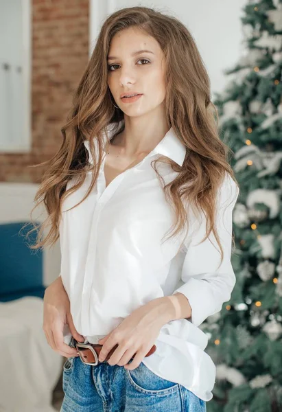 Krásná Mladá Dívka Bavit Vánočního Stromu Pózování Doma — Stock fotografie
