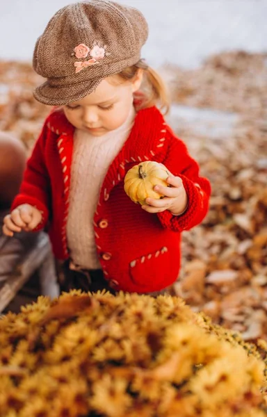 Mooie Babymeisje Herfst Tuin Met Moeder — Stockfoto