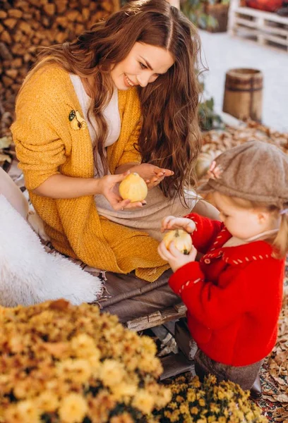 Mooie Babymeisje Herfst Tuin Met Moeder — Stockfoto