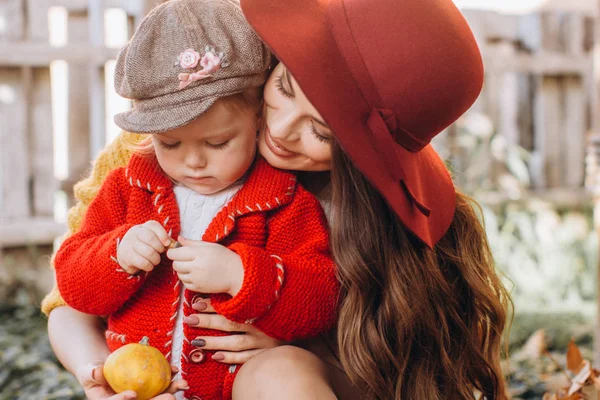 Hermosa Niña Jardín Otoño Con Madre —  Fotos de Stock