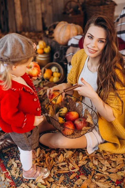 Hermosa Niña Jardín Otoño Con Madre —  Fotos de Stock