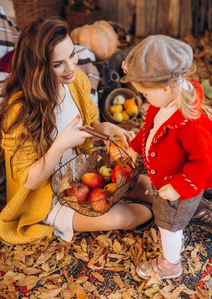 Hermosa Niña Jardín Otoño Con Madre —  Fotos de Stock